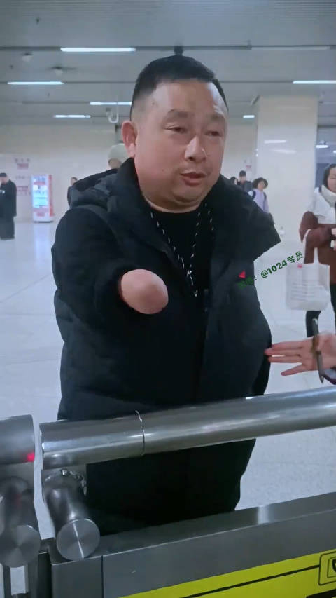 3月21日湖北武汉残疾男子乘地铁被要求出示残疾证才能享受无障碍出行