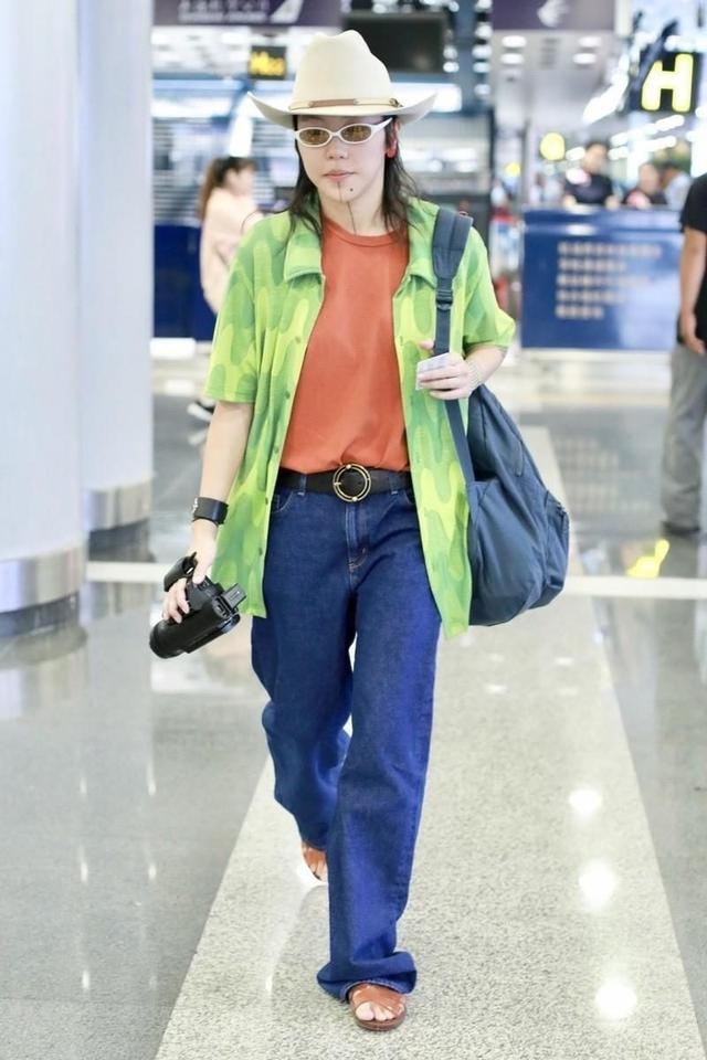 王菲大女儿窦靖童的魔法穿搭,原来衬衫 t恤这么穿,也很时尚洋气