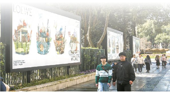 南京西路商圈汇集全球主流品牌  本报记者  陈梦泽  摄