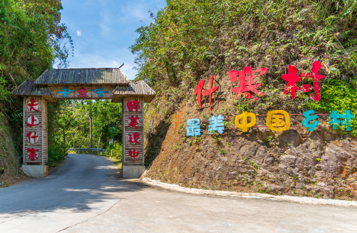 百花岭瀑布(孙珊珊拍摄)琼中"奔格内"乡村旅游品牌受青睐,境内主要有