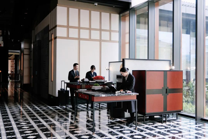 整层挑高9米,无围挡的前台,一边聊着天,一边翻翻四方桌上的书,就