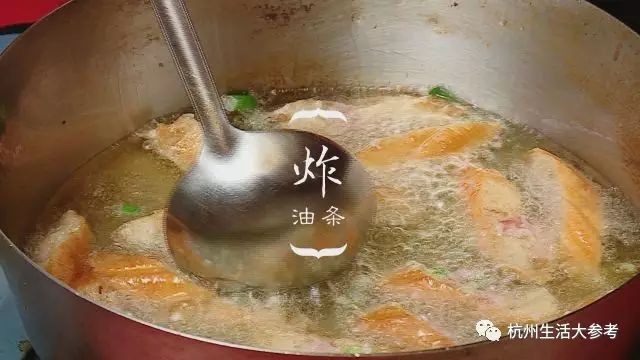 芦笋切小段,胡萝卜切片▼4,把拌好的肉馅填进油条的口子中,按压平▼3