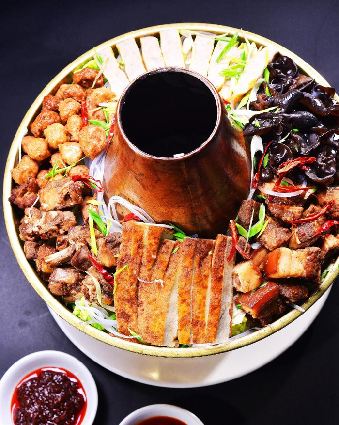 从东北乱炖,西南火锅,到陇右的暖锅,烩菜,麻辣烫,已揭示了答案:兼容并