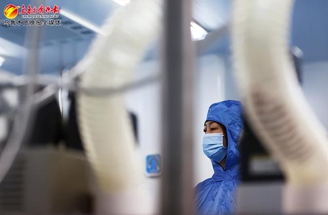 　　近日，在新疆生化药业有限公司生产车间，工作人员正在流水线上生产作业。记者石磊摄