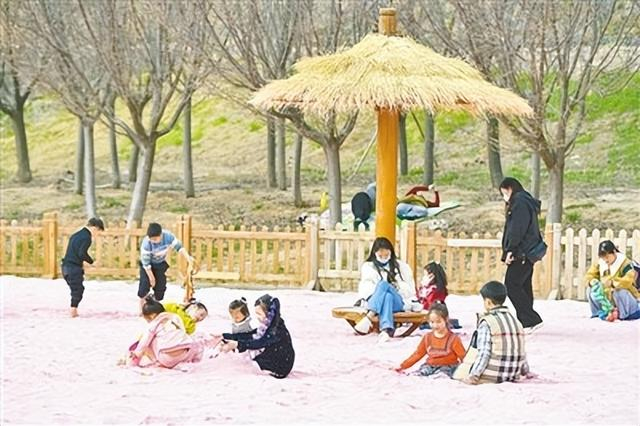 孩子们在景区的游乐场玩耍