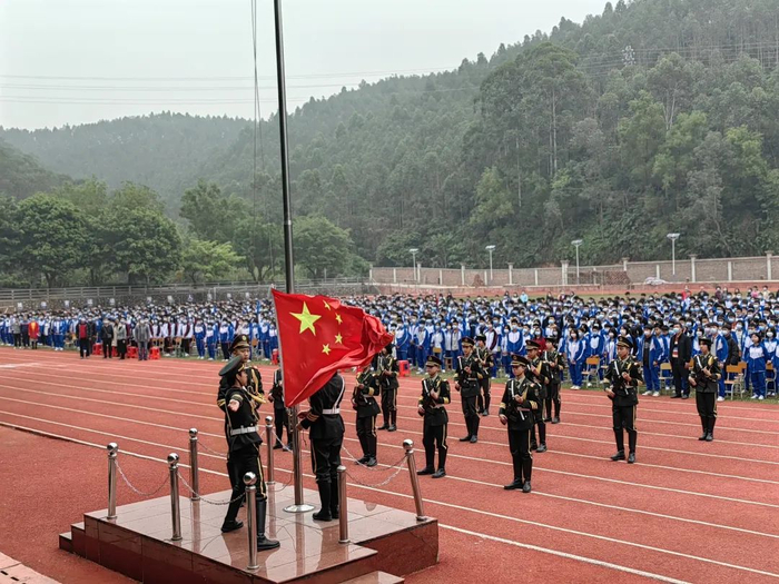 每周一早晨,台山一中大江实验中学操场上,都有一道靓丽的风景线:17名