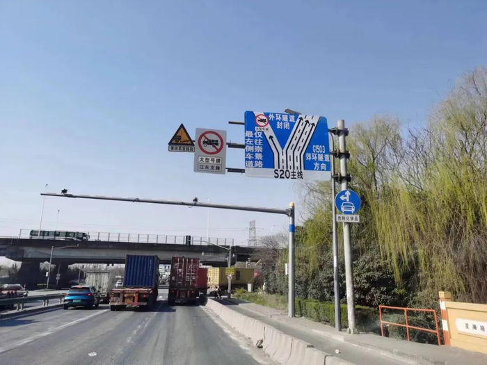 其中,对于大型车辆的右转必停措施严格管理,通过岗位巡逻,视频巡视