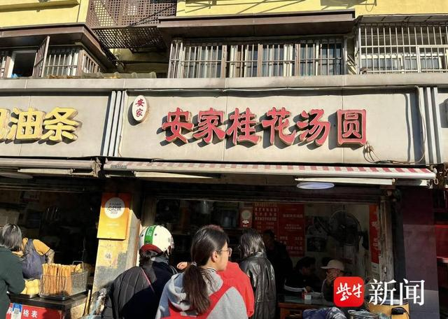 不远处的章云板鸭不仅本地人喜欢,外地人也喜欢,经常购买数只进行真空