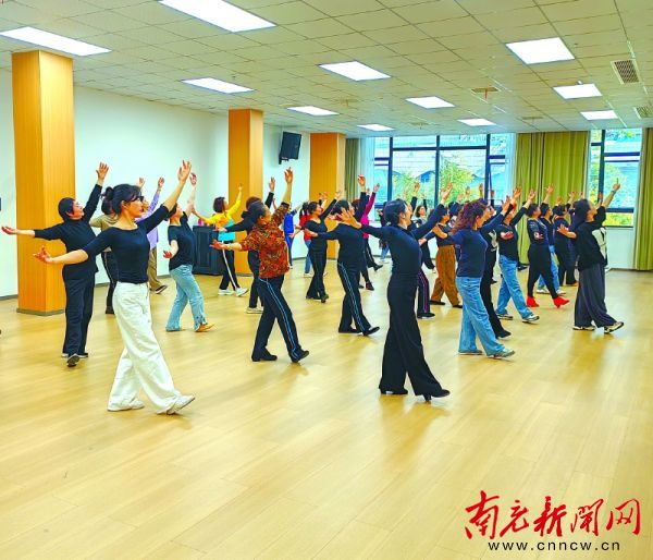 社全媒体记者 韩顺顺 文/图合唱,舞蹈,非洲鼓……近日,南充市老年大学