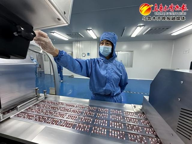 　　近日，在新疆生化药业有限公司生产车间，工作人员正在流水线上生产作业。记者石磊摄