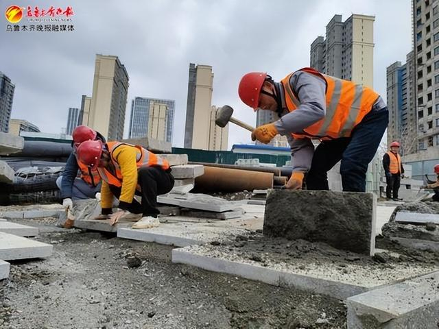 　　3月21日，在经开区（头屯河区）洞庭路，施工人员正在铺设人行道。记者唐红梅摄