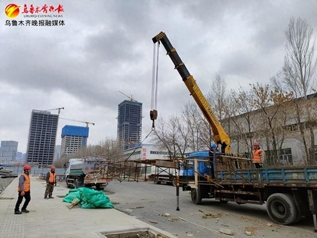 　　3月21日，在经开区（头屯河区）洞庭路，施工人员正在做施工前的准备。记者唐红梅摄