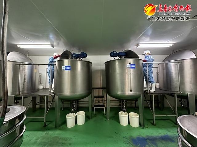 　　近日，在新疆生化药业有限公司生产车间，工作人员正在流水线上生产作业。记者石磊摄