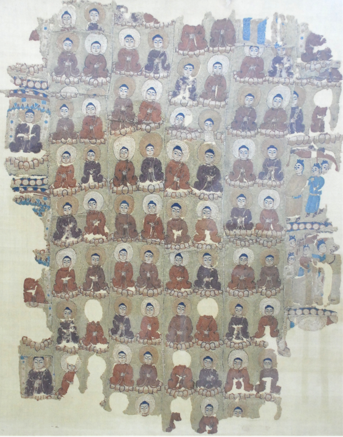 斯坦因在《西域考古图记》曾有介绍,他把这件千佛刺绣称为挂帐,残长