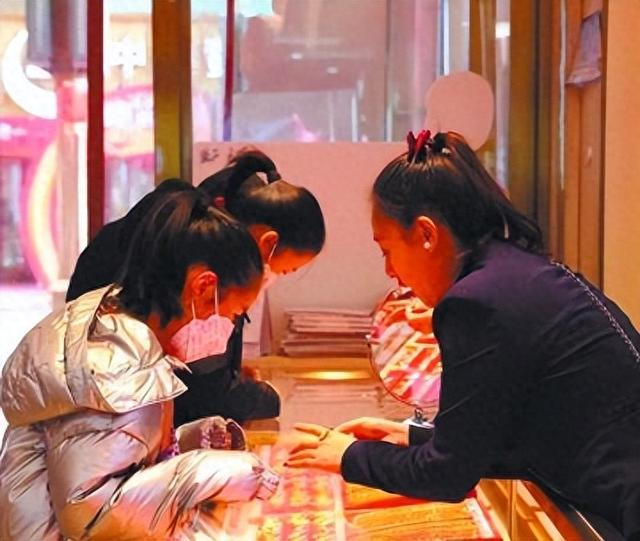 年轻人掀起"打金"热 "高性价比"成为黄金消费新考量|金工|匠人|黄金