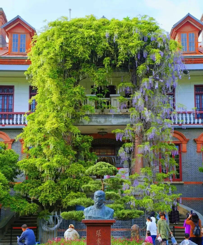 清澈的水流,迂回荡漾,鸥飞鱼翔的自然美景又被誉为城市的"翡翠项链"