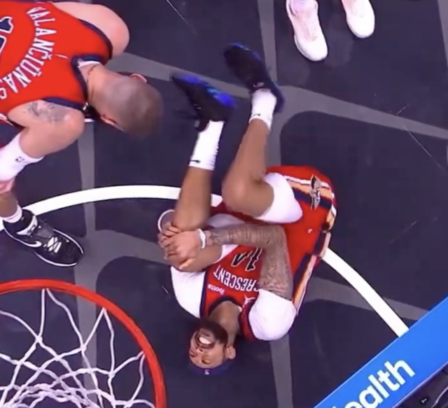 膝盖反扭!这角度,完了,完了,看着都疼|莺歌|赛季|膝盖_新浪新闻