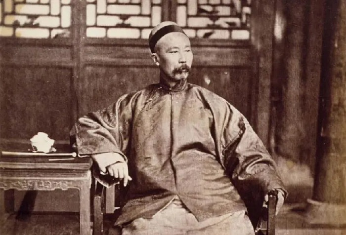 哥哥穷得娶不起妹妹丑得嫁不出两人一将就生下儿子影响整个中国