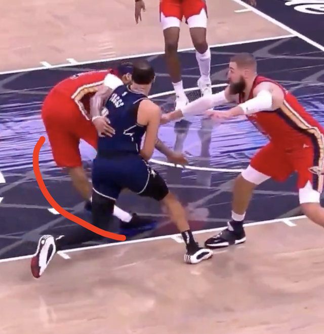 膝盖反扭!这角度,完了,完了,看着都疼|莺歌|赛季|膝盖_新浪新闻