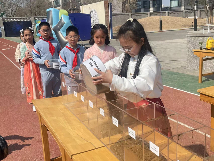 小小快递员们把全国11所学校寄来的独具特色的土壤带到台上展示。新京报记者 冯琪 摄