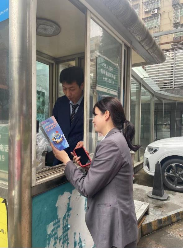 长沙开福支行精心组织宣传活动,在营业网点通过悬挂横幅,摆放宣传展板