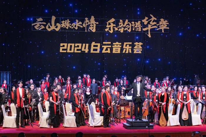 在指挥家动感的指挥与丰富的肢体语言,以及演奏家熟练的演奏技艺下