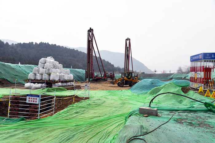 在北京门头沟区潭柘寺镇灾后重建异地安置施工现场,挖掘机,打桩机轰