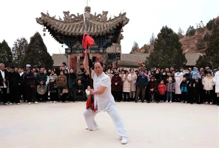 "陇上农民武术家"令树林正在展示武术.