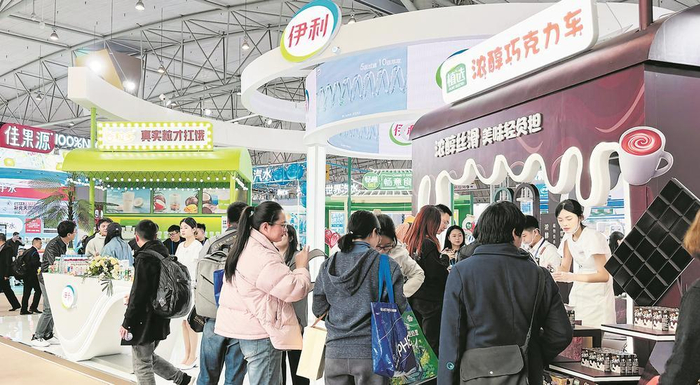  消费者在饮品及乳制品展区选购商品