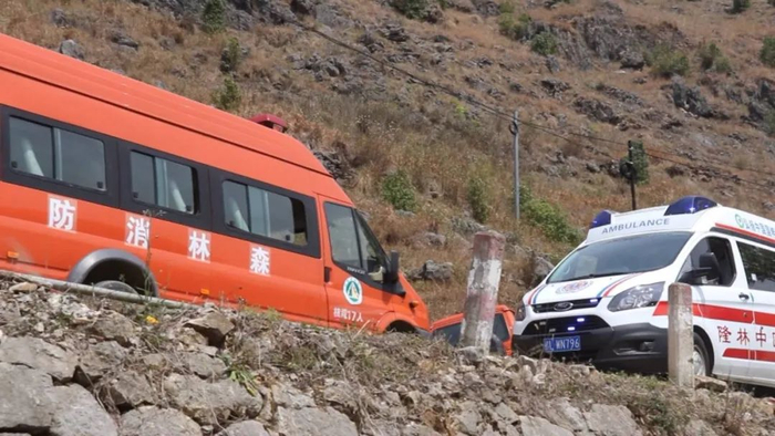 百色隆林一中巴车侧翻致2死11伤|中巴车|百色市|消防_新浪新闻