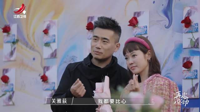 牵手开启试恋,"关老师式"比心姿势遭调侃晚上22:00就在