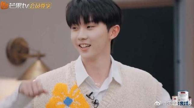 马嘉祺被迫营业在原唱面前跳末路狂花太害羞了