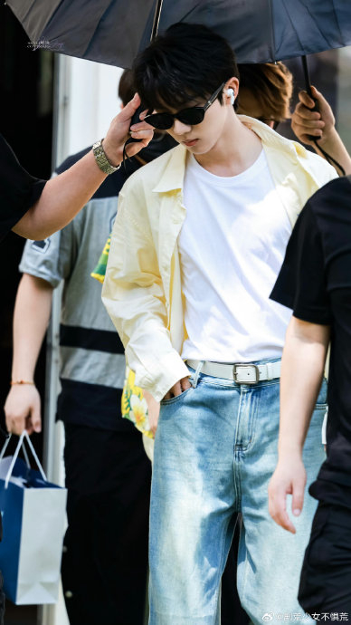 马嘉祺《这是我的岛》最新录制路透 黄色衬衫造型好有春天的感觉