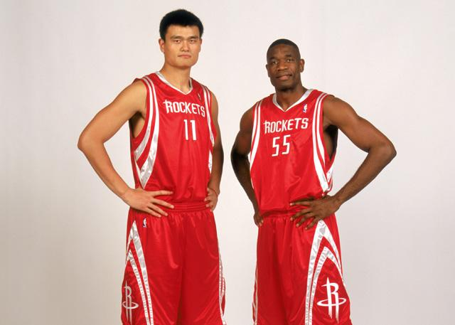 穆大叔的nba生涯暮年在火箭队,他当姚明的替补,是姚明非常要好的