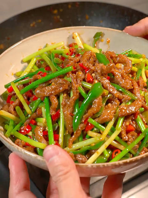 这是卖猪肉的老板娘告诉我的火爆泡椒牛肉做法