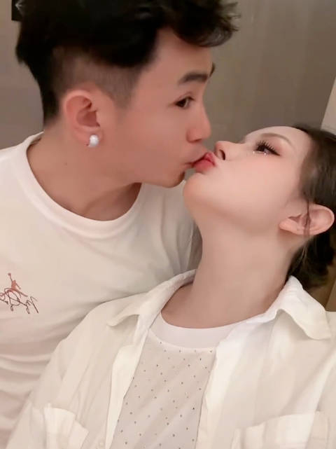 吴迪文静夫妇亲亲秀恩爱吴迪吃了一嘴的口红