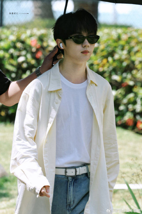 马嘉祺《这是我的岛》最新录制路透 黄色衬衫造型好有春天的感觉