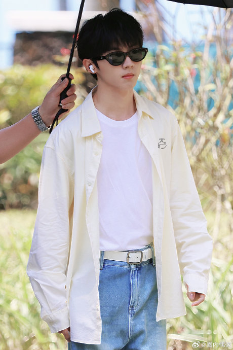 马嘉祺今日《这是我的岛》录制路透 白色内搭黄色衬衫造型,是清爽的