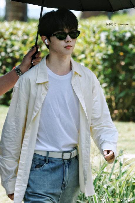 马嘉祺《这是我的岛》最新录制路透 黄色衬衫造型好有春天的感觉