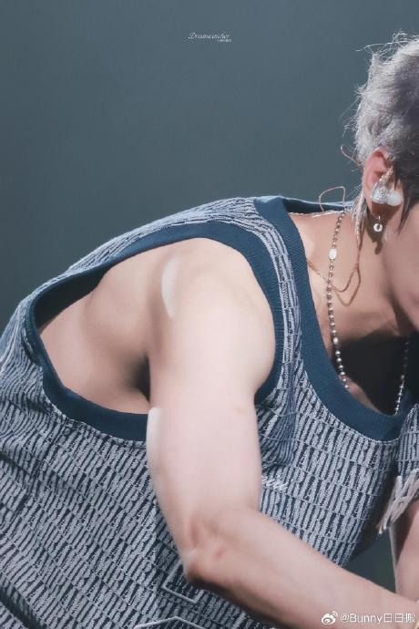 鹿晗身材我斯哈斯哈,穿衣显瘦,脱衣有肉,谁看了不说一句好绝|鹿晗