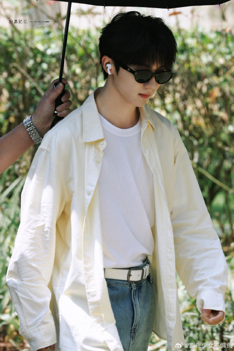 马嘉祺《这是我的岛》最新录制路透 黄色衬衫造型好有春天的感觉