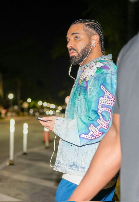 累累的丨drake昨晚被拍到现身迈阿密_新浪新闻