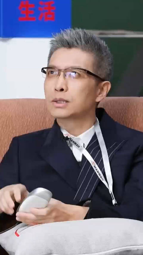 很喜欢他的风格朱广权是现挂输出吧太强了叫沙发哄他这段