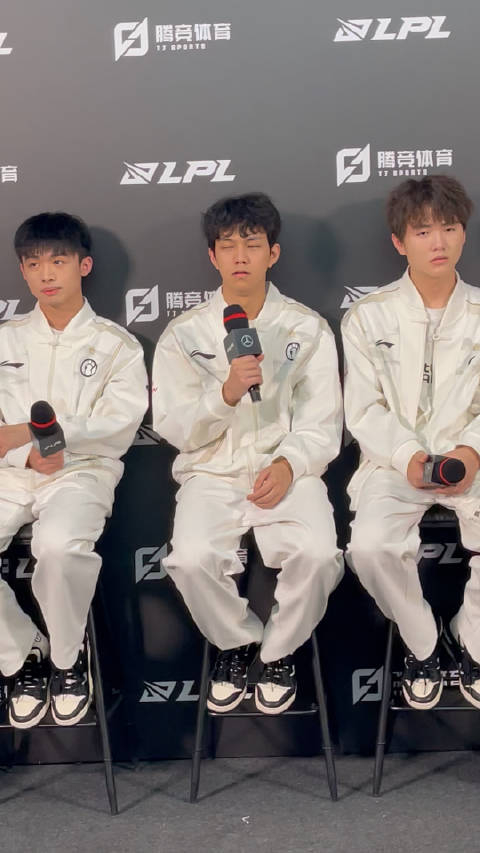 q第二把在被对面三人越塔后一路追着对面到了蓝buff处