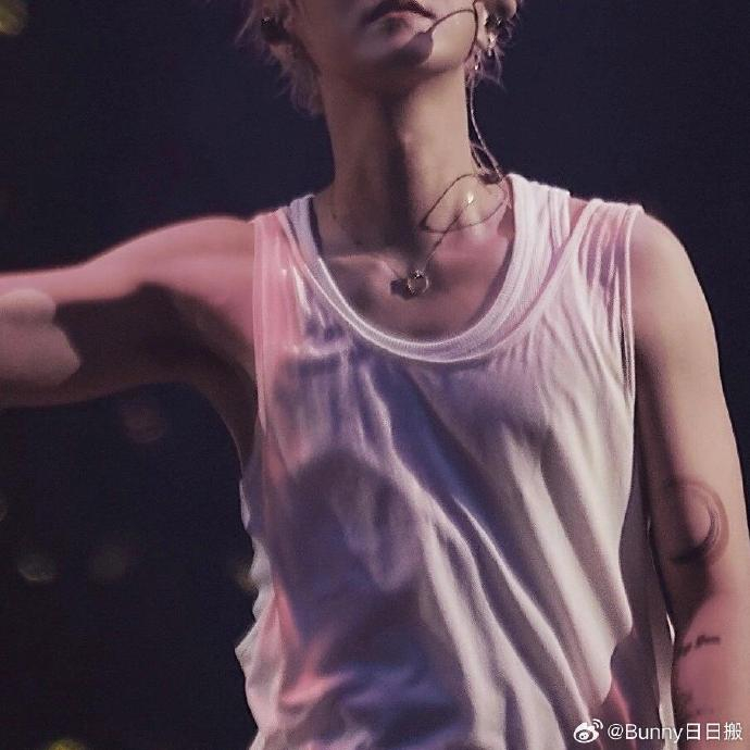 鹿晗身材我斯哈斯哈,穿衣显瘦,脱衣有肉,谁看了不说一句好绝|鹿晗