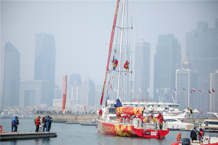 队的热闹欢腾,首艘克利伯大帆船——"群岛与海洋号"驶入奥帆中心港池