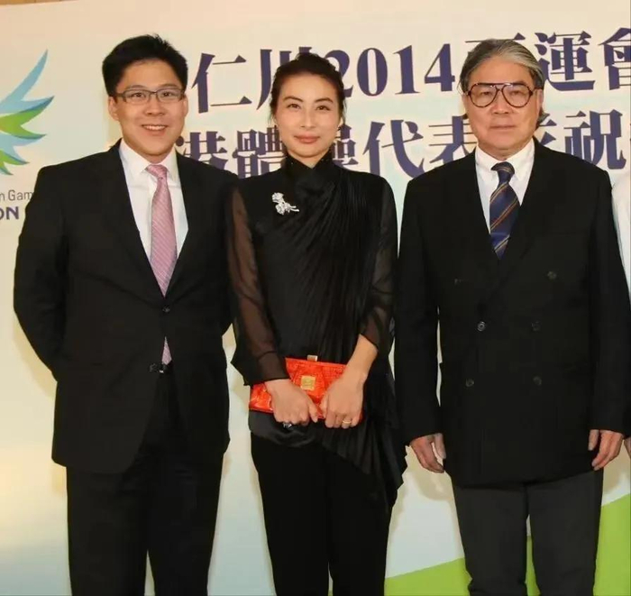 曾短暂地进过娱乐圈,和郭晶晶一样都有"腰果眼",据说这样很旺夫