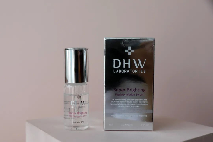 其实精华类产品只要坚持使用，就可以感受到皮肤的变化，像这款精华均匀和提亮肤色的效果就蛮显著，它的滴管式设计干净又方便，使用时更容易坚持不偷懒~质地清透不黏腻，不会有厚重的肤感。