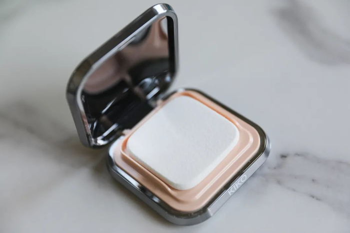 粉质很细腻，上脸服帖持久，妆效轻薄不厚重，细腻哑光肌维持一整天，再也不愁因为天气热而出油脱妆的尴尬了。