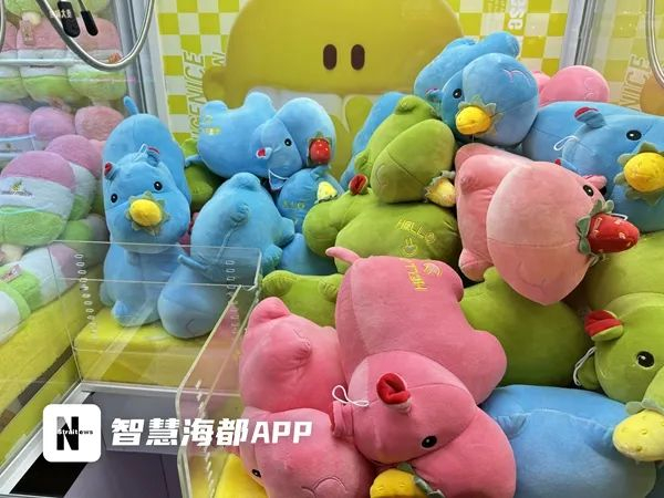 “大夹子”娃娃机主题商店内没有合格证的玩偶